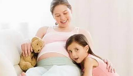 42岁孕妈带大女儿去二胎产检，结果女儿的一句话，让医生当场懵了！