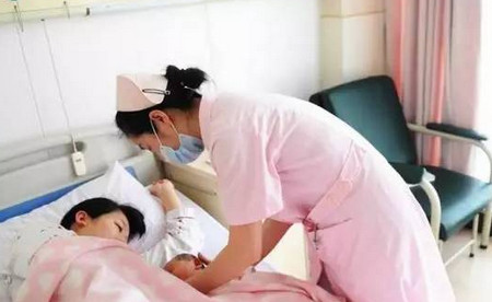 头胎生了女宝，二胎拼下双胞胎儿子，然而女儿再也见不到她了~