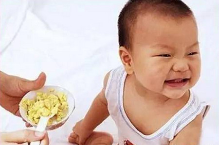 追着孩子喂饭，你跟孩子是有多大仇？！