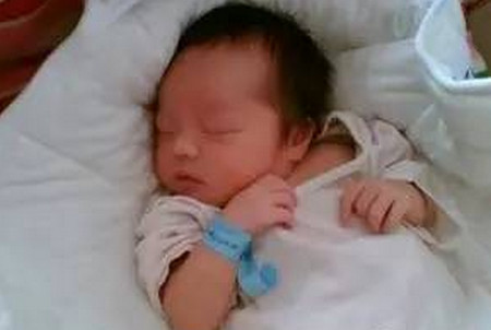 婆婆给宝宝换完尿布，大胖小子变女娃，亲生的宝宝在哪里？