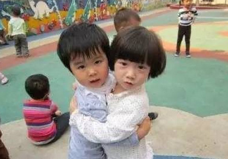 儿子强吻幼儿园美女同学，我该不该给他一巴掌？！