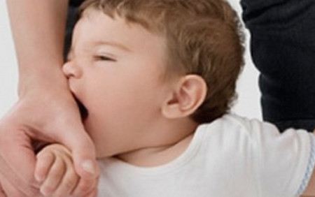 孩子5岁不自觉的抓人、咬人，其实是这两个原因！