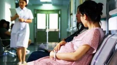 隔壁家的婆婆全程陪产不休息，关键时刻还把孩子“揪”出来，太惊讶了！