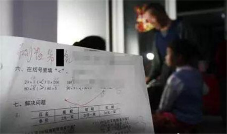 浙江一小学叫停家长签字：检查作业不是妈妈的事!