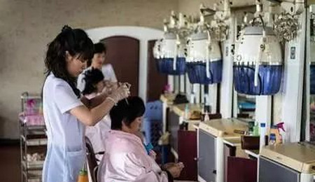 带着宝宝去理发，宝宝怕痒一直咯咯笑，最后理发师也笑了......