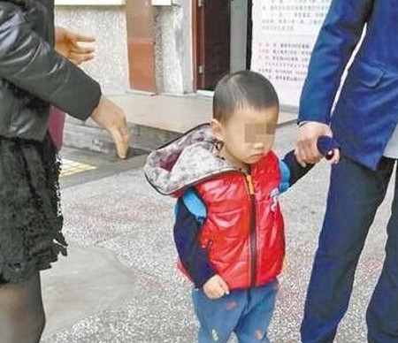 我随口玩笑几句，小孩“整”我，奶奶却在一旁开心的看着......