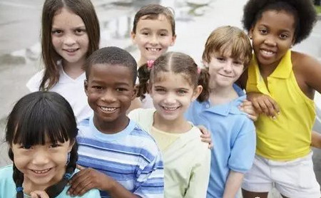 如果身边的人都不守规矩，我们该怎样教育孩子？？？