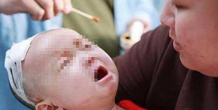 妈妈回家，发现5个月宝宝哭晕没人知道!  知道真相的她怒了......