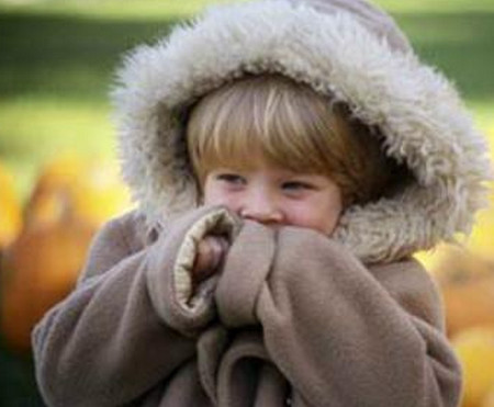 秋冬不要乱给孩子添衣！孩子冷不冷，摸摸这里就知道......