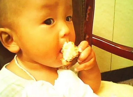 他还只是个孩子，跟孩子那么计较做啥子？