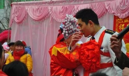 军嫂不好当，就算是生孩子，老公都不能陪在身边......还好婆婆很暖心