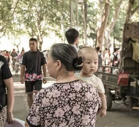 亲爱的女儿你很幸运，新爸爸待你如同亲生，长大后你要好好孝顺他！