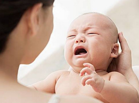 宝宝睡觉不安稳怎么办？关于宝宝睡姿，还能透露出这些健康问题