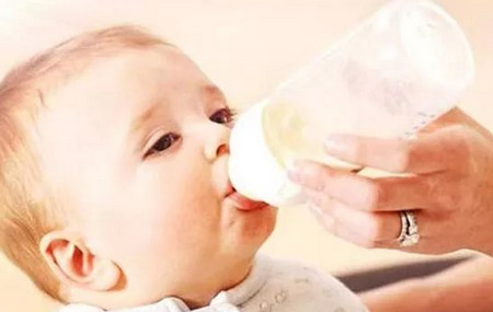 宝宝上火都是奶粉背的锅？宝宝上火时，家长该怎么做呢？