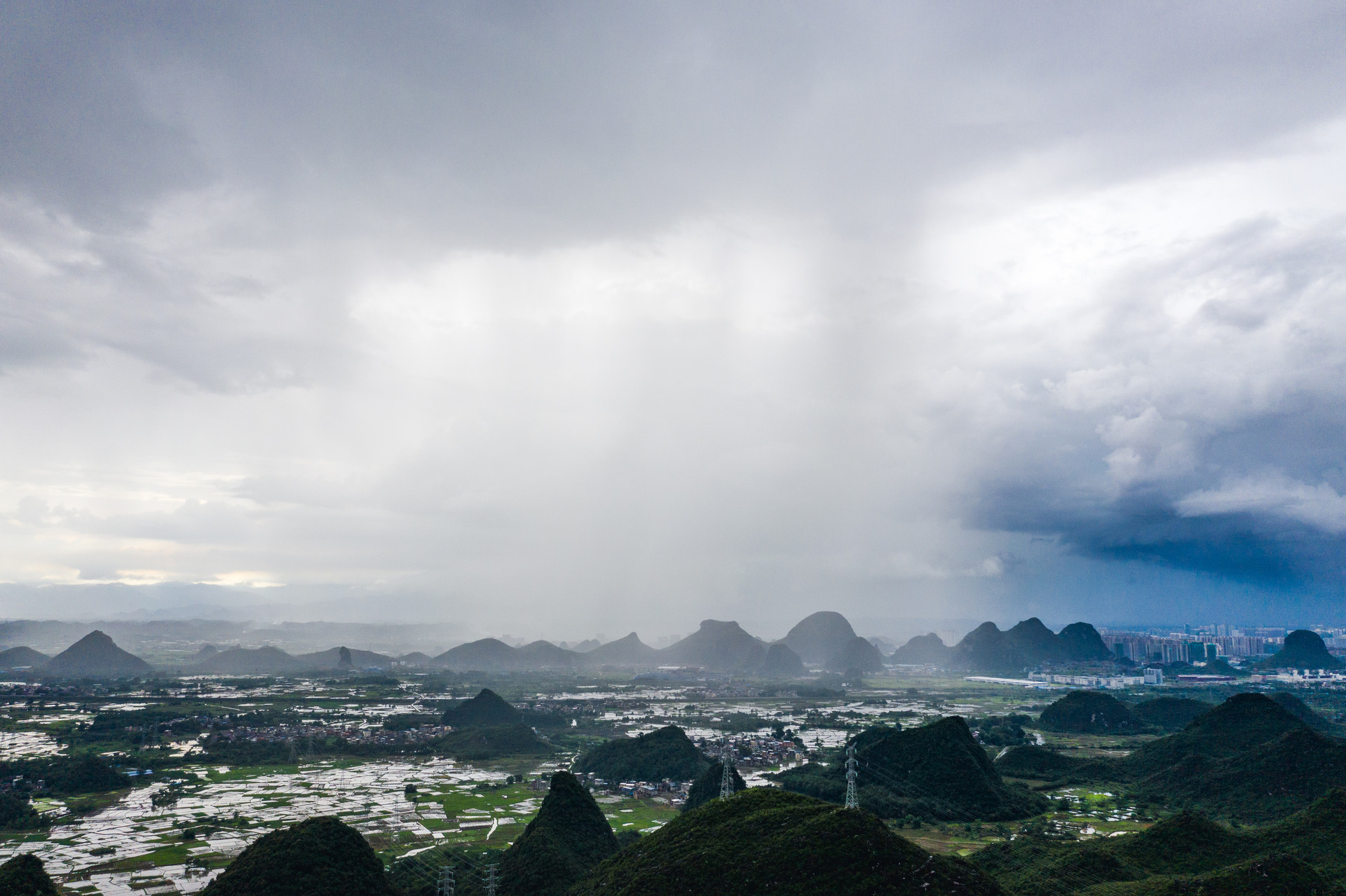 三年级状物作文：夏天的雷阵雨