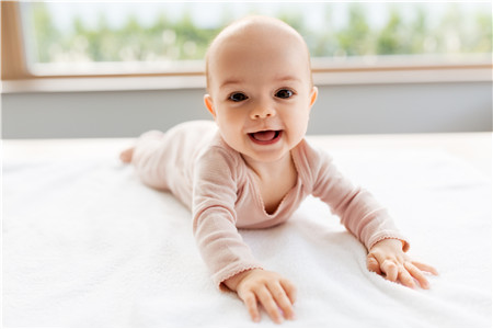 婴儿经常吐泡沫怎么回事 大多是唾液腺发育不完善导致