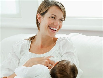 如何给新生儿喂母乳姿势 55b6fda38a97c.jpg