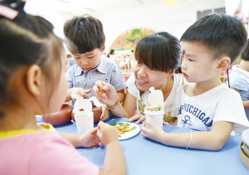 小朋友在幼儿园不吃饭不喝水 55dd8a37f4157.jpg